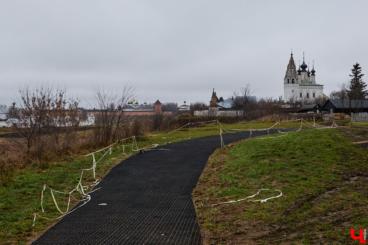 Суздаль не первый год бьет рекорд по числу туристов. Но едут туда не только за тишиной и аутентичностью древнего города. Инфраструктура также важна как для гостей, так и для самих жителей. В прошлом году музей под открытым небом удалось масштабно преобразить, вот только не все задуманные проекты успели довести до ума в срок. Продолжилось благоустройство и в этом сезоне. «Ключ-Медиа» прогулялся по местным улочкам и оценил последние изменения.
