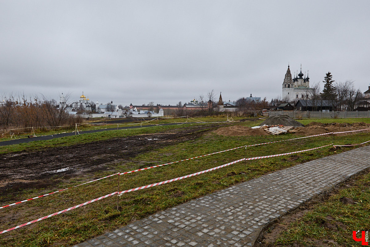 Суздаль не первый год бьет рекорд по числу туристов. Но едут туда не только за тишиной и аутентичностью древнего города. Инфраструктура также важна как для гостей, так и для самих жителей. В прошлом году музей под открытым небом удалось масштабно преобразить, вот только не все задуманные проекты успели довести до ума в срок. Продолжилось благоустройство и в этом сезоне. «Ключ-Медиа» прогулялся по местным улочкам и оценил последние изменения.