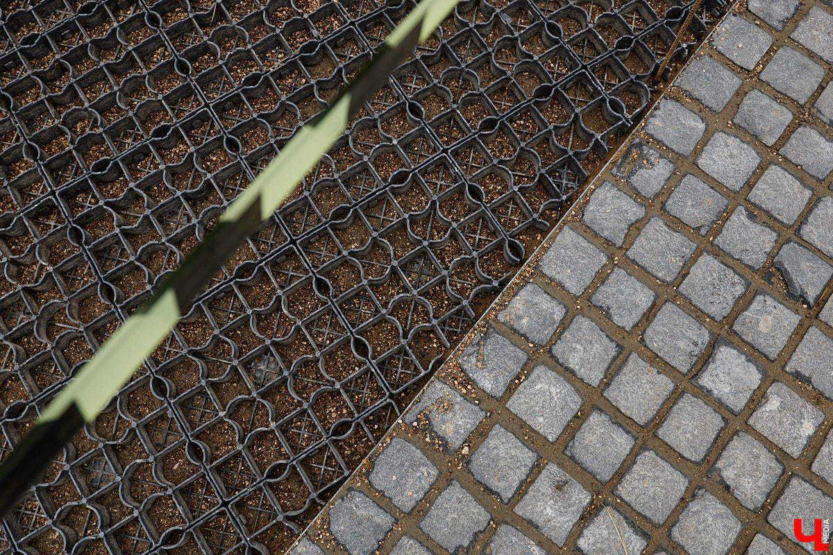 Суздаль не первый год бьет рекорд по числу туристов. Но едут туда не только за тишиной и аутентичностью древнего города. Инфраструктура также важна как для гостей, так и для самих жителей. В прошлом году музей под открытым небом удалось масштабно преобразить, вот только не все задуманные проекты успели довести до ума в срок. Продолжилось благоустройство и в этом сезоне. «Ключ-Медиа» прогулялся по местным улочкам и оценил последние изменения.