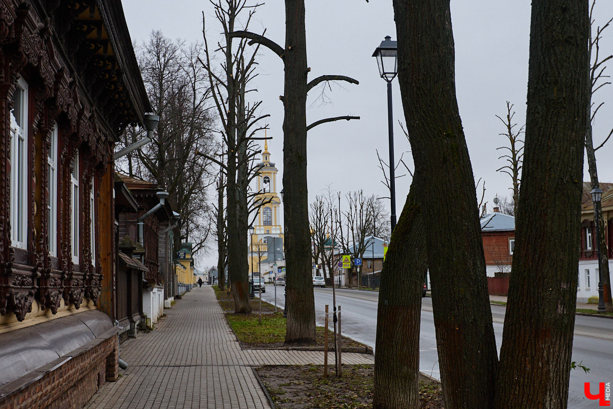 Суздаль не первый год бьет рекорд по числу туристов. Но едут туда не только за тишиной и аутентичностью древнего города. Инфраструктура также важна как для гостей, так и для самих жителей. В прошлом году музей под открытым небом удалось масштабно преобразить, вот только не все задуманные проекты успели довести до ума в срок. Продолжилось благоустройство и в этом сезоне. «Ключ-Медиа» прогулялся по местным улочкам и оценил последние изменения.