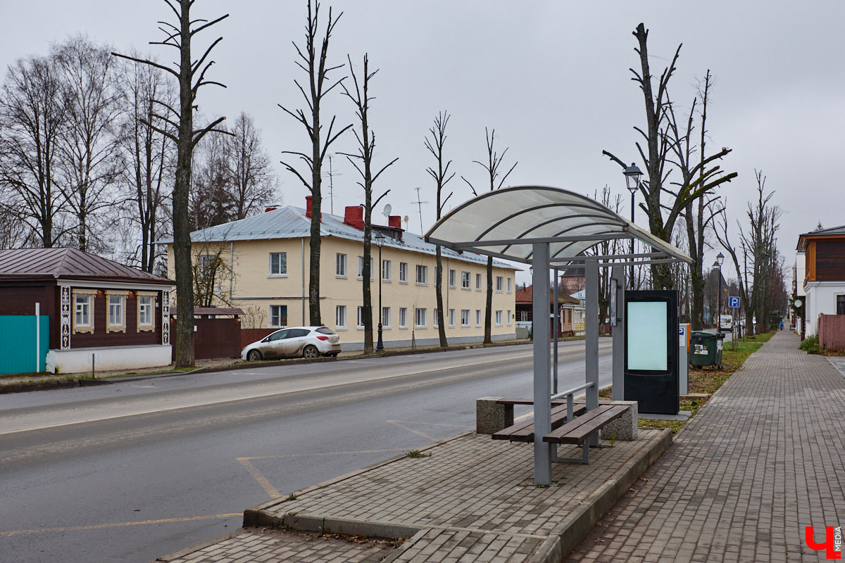 Суздаль не первый год бьет рекорд по числу туристов. Но едут туда не только за тишиной и аутентичностью древнего города. Инфраструктура также важна как для гостей, так и для самих жителей. В прошлом году музей под открытым небом удалось масштабно преобразить, вот только не все задуманные проекты успели довести до ума в срок. Продолжилось благоустройство и в этом сезоне. «Ключ-Медиа» прогулялся по местным улочкам и оценил последние изменения.