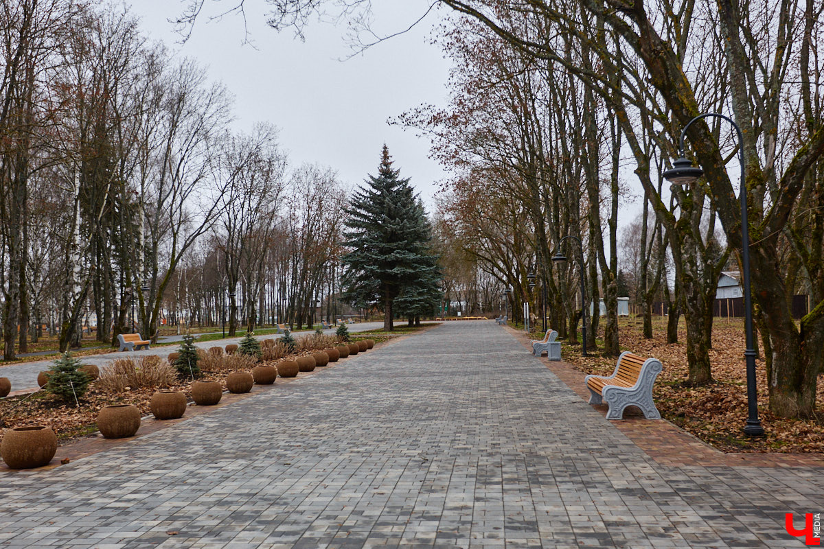 Суздаль не первый год бьет рекорд по числу туристов. Но едут туда не только за тишиной и аутентичностью древнего города. Инфраструктура также важна как для гостей, так и для самих жителей. В прошлом году музей под открытым небом удалось масштабно преобразить, вот только не все задуманные проекты успели довести до ума в срок. Продолжилось благоустройство и в этом сезоне. «Ключ-Медиа» прогулялся по местным улочкам и оценил последние изменения.