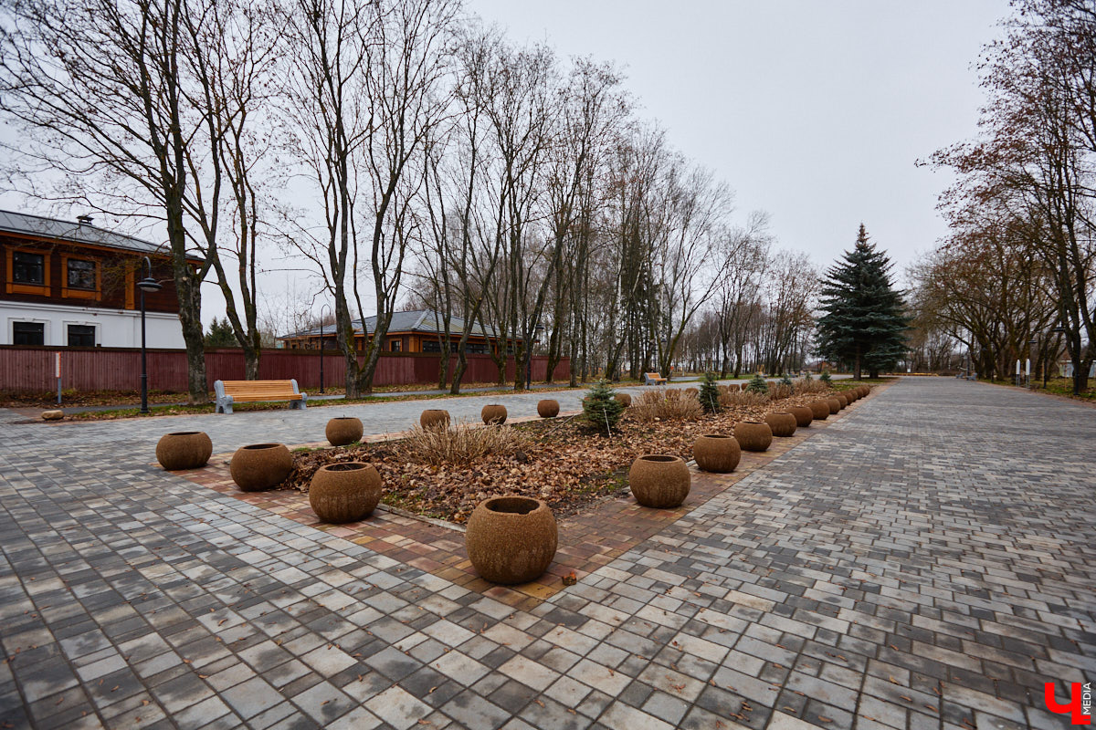 Суздаль не первый год бьет рекорд по числу туристов. Но едут туда не только за тишиной и аутентичностью древнего города. Инфраструктура также важна как для гостей, так и для самих жителей. В прошлом году музей под открытым небом удалось масштабно преобразить, вот только не все задуманные проекты успели довести до ума в срок. Продолжилось благоустройство и в этом сезоне. «Ключ-Медиа» прогулялся по местным улочкам и оценил последние изменения.