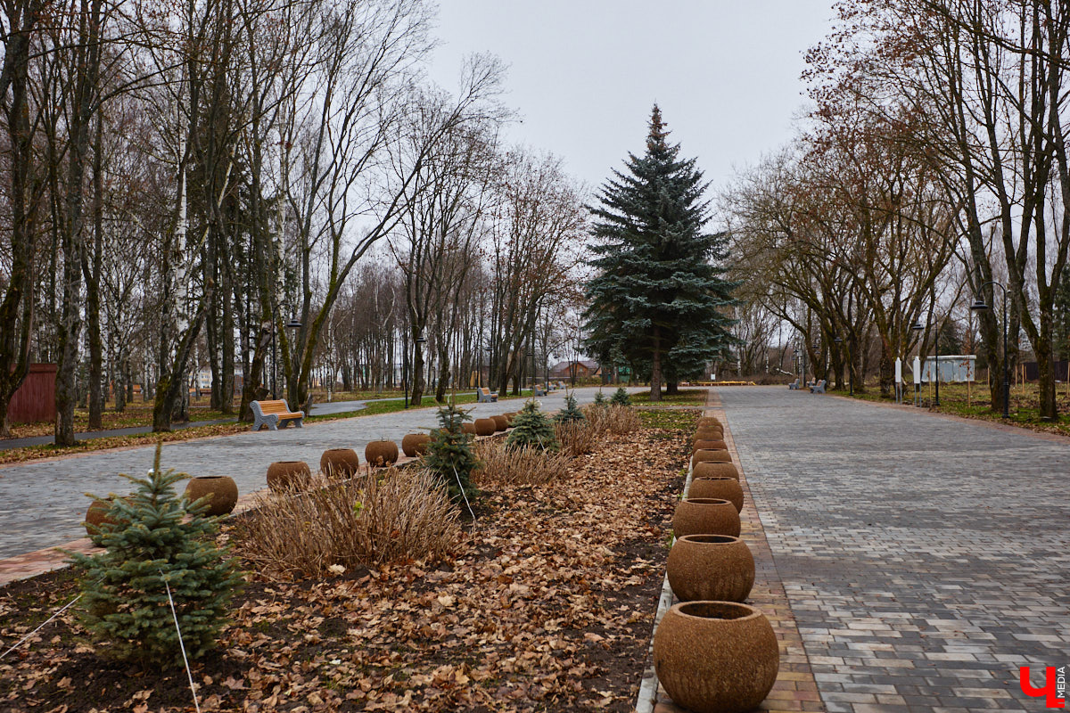 Суздаль не первый год бьет рекорд по числу туристов. Но едут туда не только за тишиной и аутентичностью древнего города. Инфраструктура также важна как для гостей, так и для самих жителей. В прошлом году музей под открытым небом удалось масштабно преобразить, вот только не все задуманные проекты успели довести до ума в срок. Продолжилось благоустройство и в этом сезоне. «Ключ-Медиа» прогулялся по местным улочкам и оценил последние изменения.