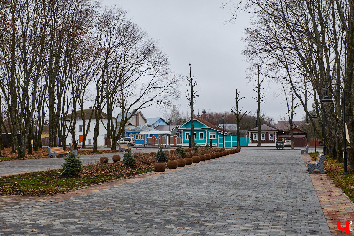 Суздаль не первый год бьет рекорд по числу туристов. Но едут туда не только за тишиной и аутентичностью древнего города. Инфраструктура также важна как для гостей, так и для самих жителей. В прошлом году музей под открытым небом удалось масштабно преобразить, вот только не все задуманные проекты успели довести до ума в срок. Продолжилось благоустройство и в этом сезоне. «Ключ-Медиа» прогулялся по местным улочкам и оценил последние изменения.