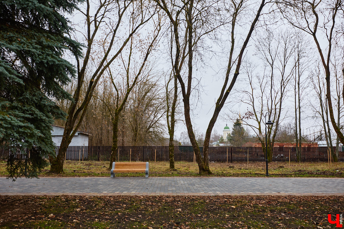 Суздаль не первый год бьет рекорд по числу туристов. Но едут туда не только за тишиной и аутентичностью древнего города. Инфраструктура также важна как для гостей, так и для самих жителей. В прошлом году музей под открытым небом удалось масштабно преобразить, вот только не все задуманные проекты успели довести до ума в срок. Продолжилось благоустройство и в этом сезоне. «Ключ-Медиа» прогулялся по местным улочкам и оценил последние изменения.