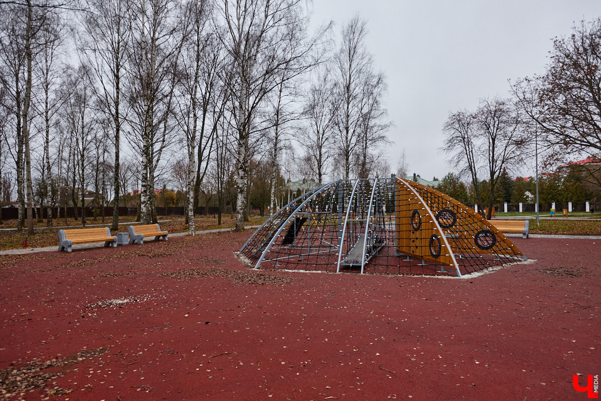 Суздаль не первый год бьет рекорд по числу туристов. Но едут туда не только за тишиной и аутентичностью древнего города. Инфраструктура также важна как для гостей, так и для самих жителей. В прошлом году музей под открытым небом удалось масштабно преобразить, вот только не все задуманные проекты успели довести до ума в срок. Продолжилось благоустройство и в этом сезоне. «Ключ-Медиа» прогулялся по местным улочкам и оценил последние изменения.