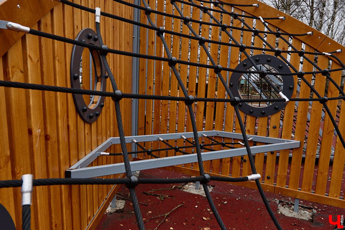 Суздаль не первый год бьет рекорд по числу туристов. Но едут туда не только за тишиной и аутентичностью древнего города. Инфраструктура также важна как для гостей, так и для самих жителей. В прошлом году музей под открытым небом удалось масштабно преобразить, вот только не все задуманные проекты успели довести до ума в срок. Продолжилось благоустройство и в этом сезоне. «Ключ-Медиа» прогулялся по местным улочкам и оценил последние изменения.