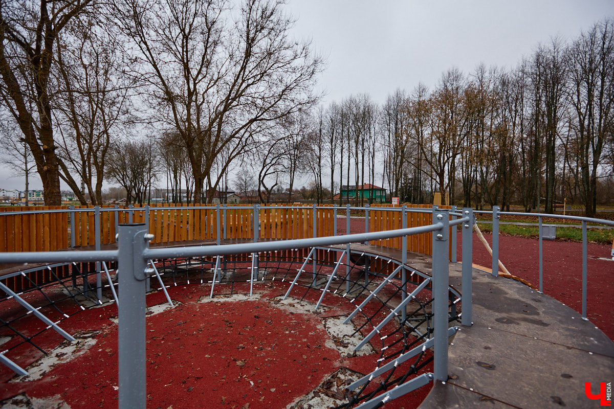 Суздаль не первый год бьет рекорд по числу туристов. Но едут туда не только за тишиной и аутентичностью древнего города. Инфраструктура также важна как для гостей, так и для самих жителей. В прошлом году музей под открытым небом удалось масштабно преобразить, вот только не все задуманные проекты успели довести до ума в срок. Продолжилось благоустройство и в этом сезоне. «Ключ-Медиа» прогулялся по местным улочкам и оценил последние изменения.