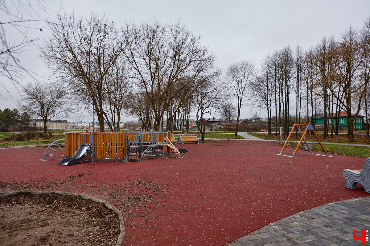 Суздаль не первый год бьет рекорд по числу туристов. Но едут туда не только за тишиной и аутентичностью древнего города. Инфраструктура также важна как для гостей, так и для самих жителей. В прошлом году музей под открытым небом удалось масштабно преобразить, вот только не все задуманные проекты успели довести до ума в срок. Продолжилось благоустройство и в этом сезоне. «Ключ-Медиа» прогулялся по местным улочкам и оценил последние изменения.