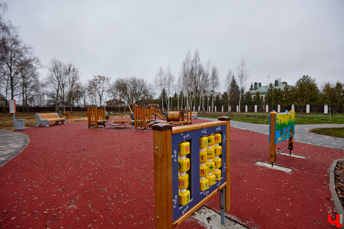 Суздаль не первый год бьет рекорд по числу туристов. Но едут туда не только за тишиной и аутентичностью древнего города. Инфраструктура также важна как для гостей, так и для самих жителей. В прошлом году музей под открытым небом удалось масштабно преобразить, вот только не все задуманные проекты успели довести до ума в срок. Продолжилось благоустройство и в этом сезоне. «Ключ-Медиа» прогулялся по местным улочкам и оценил последние изменения.