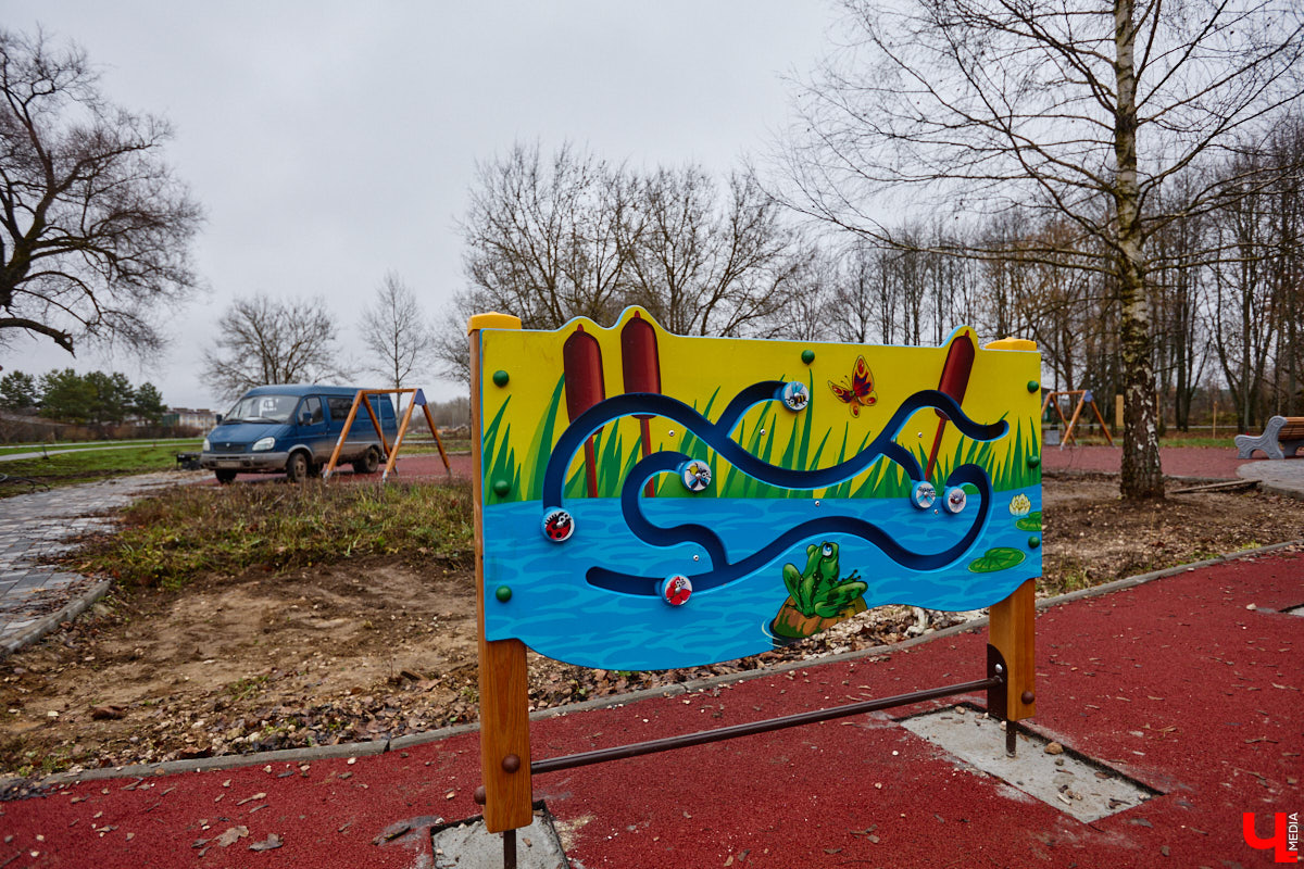 Суздаль не первый год бьет рекорд по числу туристов. Но едут туда не только за тишиной и аутентичностью древнего города. Инфраструктура также важна как для гостей, так и для самих жителей. В прошлом году музей под открытым небом удалось масштабно преобразить, вот только не все задуманные проекты успели довести до ума в срок. Продолжилось благоустройство и в этом сезоне. «Ключ-Медиа» прогулялся по местным улочкам и оценил последние изменения.