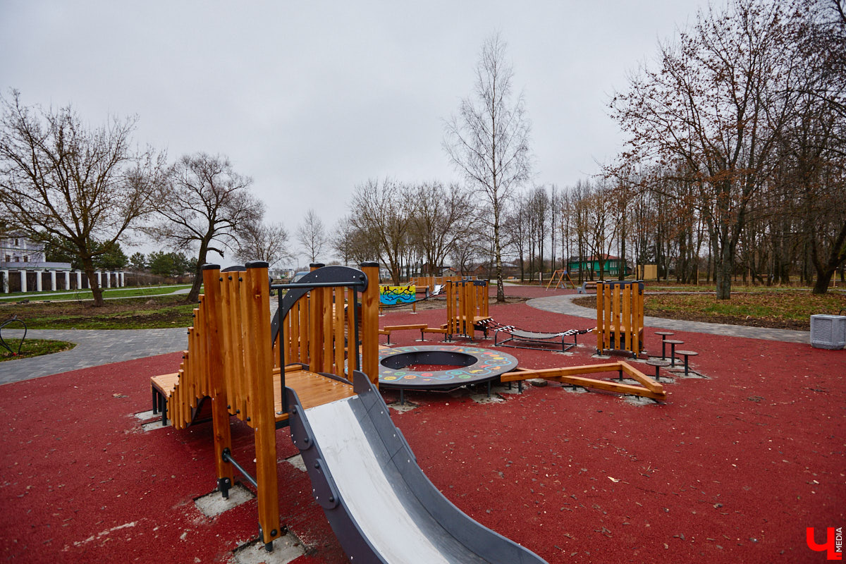 Суздаль не первый год бьет рекорд по числу туристов. Но едут туда не только за тишиной и аутентичностью древнего города. Инфраструктура также важна как для гостей, так и для самих жителей. В прошлом году музей под открытым небом удалось масштабно преобразить, вот только не все задуманные проекты успели довести до ума в срок. Продолжилось благоустройство и в этом сезоне. «Ключ-Медиа» прогулялся по местным улочкам и оценил последние изменения.