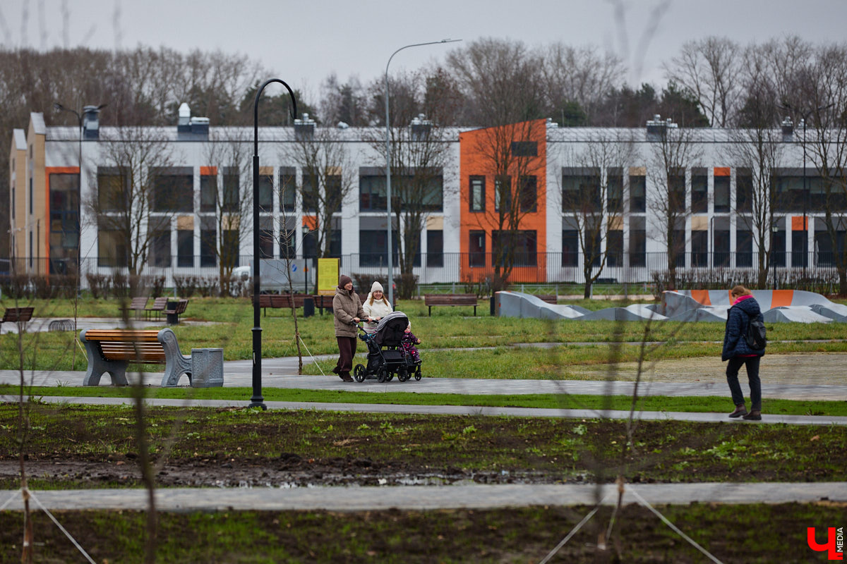 Суздаль не первый год бьет рекорд по числу туристов. Но едут туда не только за тишиной и аутентичностью древнего города. Инфраструктура также важна как для гостей, так и для самих жителей. В прошлом году музей под открытым небом удалось масштабно преобразить, вот только не все задуманные проекты успели довести до ума в срок. Продолжилось благоустройство и в этом сезоне. «Ключ-Медиа» прогулялся по местным улочкам и оценил последние изменения.