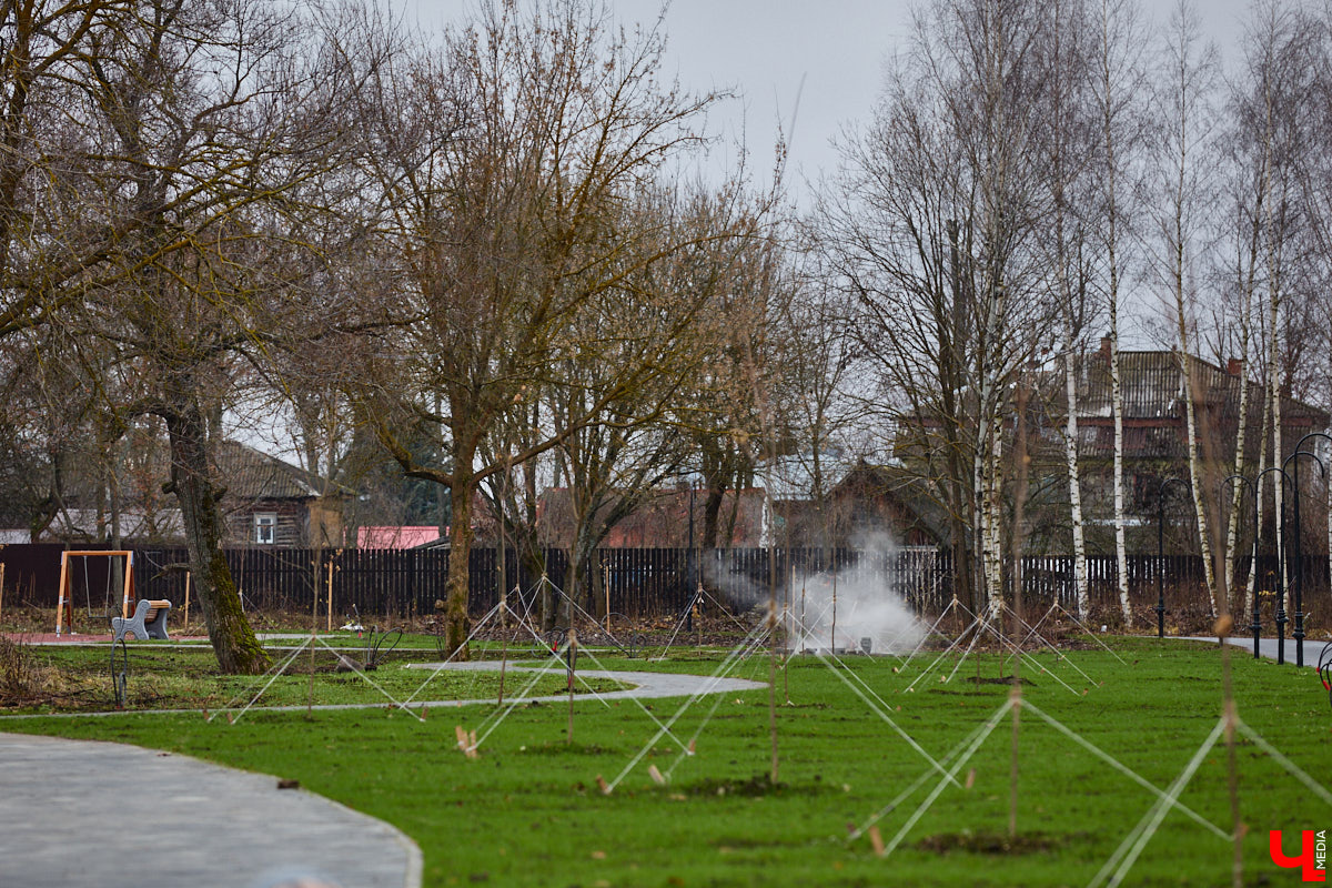 Суздаль не первый год бьет рекорд по числу туристов. Но едут туда не только за тишиной и аутентичностью древнего города. Инфраструктура также важна как для гостей, так и для самих жителей. В прошлом году музей под открытым небом удалось масштабно преобразить, вот только не все задуманные проекты успели довести до ума в срок. Продолжилось благоустройство и в этом сезоне. «Ключ-Медиа» прогулялся по местным улочкам и оценил последние изменения.