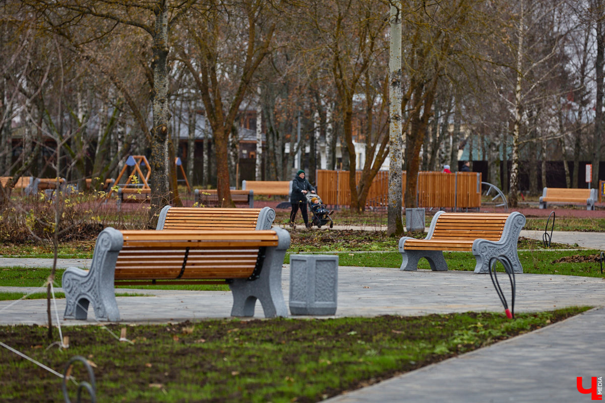 Суздаль не первый год бьет рекорд по числу туристов. Но едут туда не только за тишиной и аутентичностью древнего города. Инфраструктура также важна как для гостей, так и для самих жителей. В прошлом году музей под открытым небом удалось масштабно преобразить, вот только не все задуманные проекты успели довести до ума в срок. Продолжилось благоустройство и в этом сезоне. «Ключ-Медиа» прогулялся по местным улочкам и оценил последние изменения.