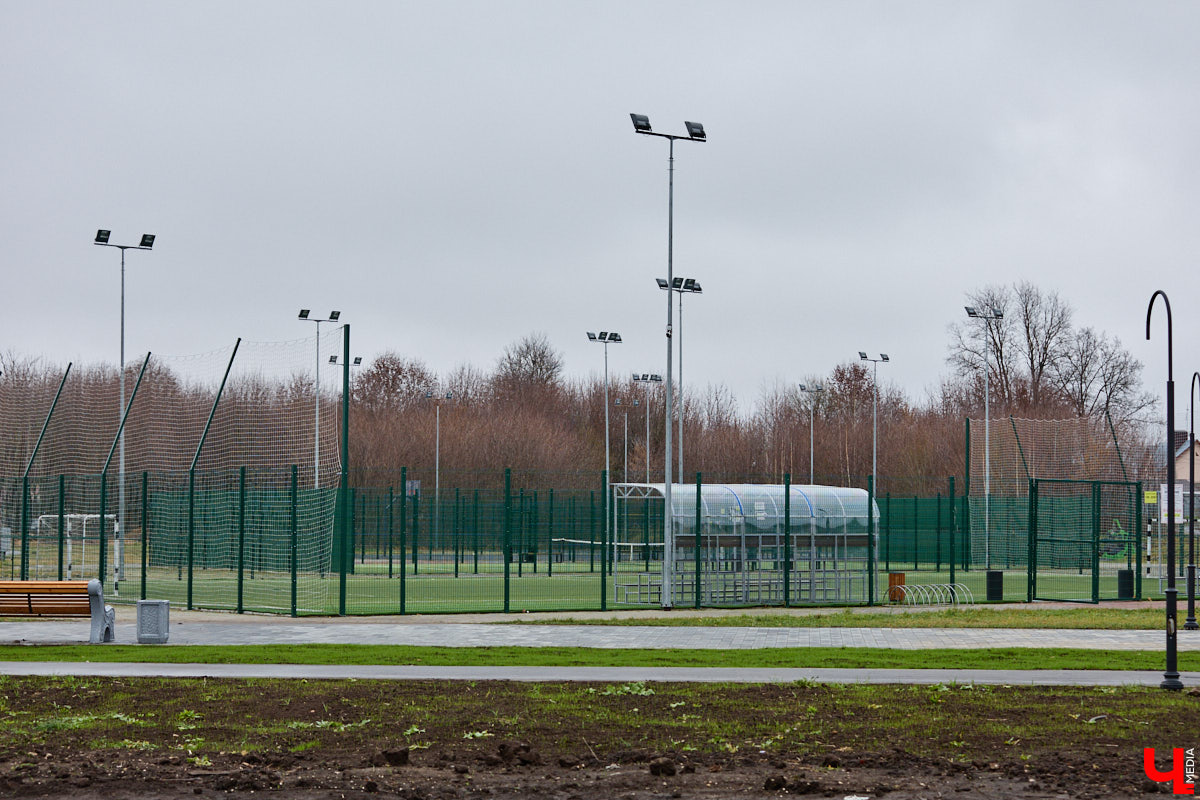 Суздаль не первый год бьет рекорд по числу туристов. Но едут туда не только за тишиной и аутентичностью древнего города. Инфраструктура также важна как для гостей, так и для самих жителей. В прошлом году музей под открытым небом удалось масштабно преобразить, вот только не все задуманные проекты успели довести до ума в срок. Продолжилось благоустройство и в этом сезоне. «Ключ-Медиа» прогулялся по местным улочкам и оценил последние изменения.