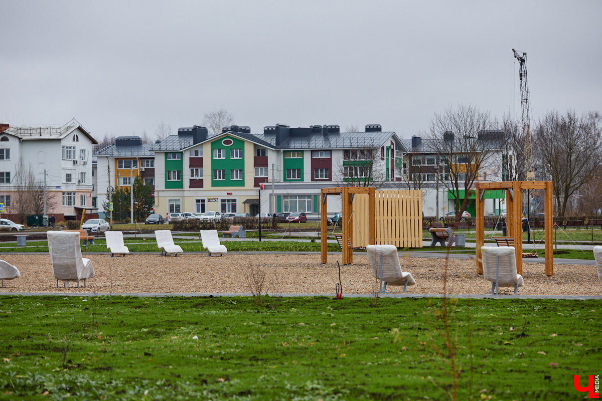 Суздаль не первый год бьет рекорд по числу туристов. Но едут туда не только за тишиной и аутентичностью древнего города. Инфраструктура также важна как для гостей, так и для самих жителей. В прошлом году музей под открытым небом удалось масштабно преобразить, вот только не все задуманные проекты успели довести до ума в срок. Продолжилось благоустройство и в этом сезоне. «Ключ-Медиа» прогулялся по местным улочкам и оценил последние изменения.