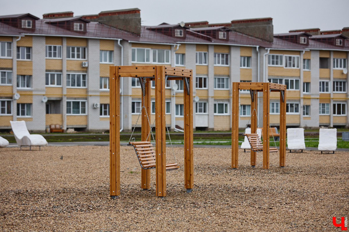 Суздаль не первый год бьет рекорд по числу туристов. Но едут туда не только за тишиной и аутентичностью древнего города. Инфраструктура также важна как для гостей, так и для самих жителей. В прошлом году музей под открытым небом удалось масштабно преобразить, вот только не все задуманные проекты успели довести до ума в срок. Продолжилось благоустройство и в этом сезоне. «Ключ-Медиа» прогулялся по местным улочкам и оценил последние изменения.