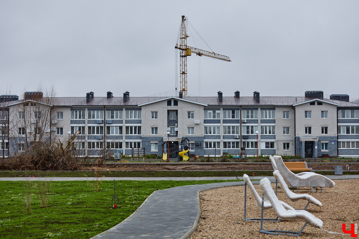 Суздаль не первый год бьет рекорд по числу туристов. Но едут туда не только за тишиной и аутентичностью древнего города. Инфраструктура также важна как для гостей, так и для самих жителей. В прошлом году музей под открытым небом удалось масштабно преобразить, вот только не все задуманные проекты успели довести до ума в срок. Продолжилось благоустройство и в этом сезоне. «Ключ-Медиа» прогулялся по местным улочкам и оценил последние изменения.