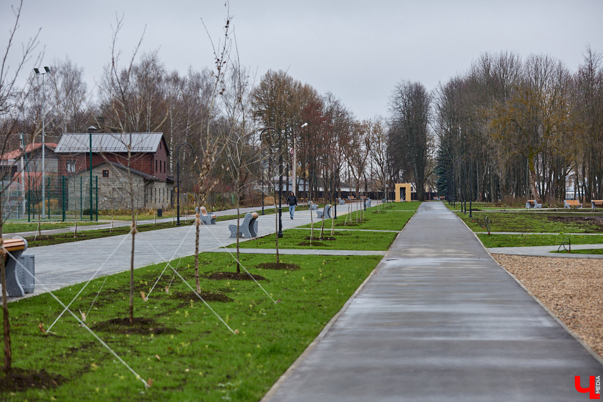 Суздаль не первый год бьет рекорд по числу туристов. Но едут туда не только за тишиной и аутентичностью древнего города. Инфраструктура также важна как для гостей, так и для самих жителей. В прошлом году музей под открытым небом удалось масштабно преобразить, вот только не все задуманные проекты успели довести до ума в срок. Продолжилось благоустройство и в этом сезоне. «Ключ-Медиа» прогулялся по местным улочкам и оценил последние изменения.
