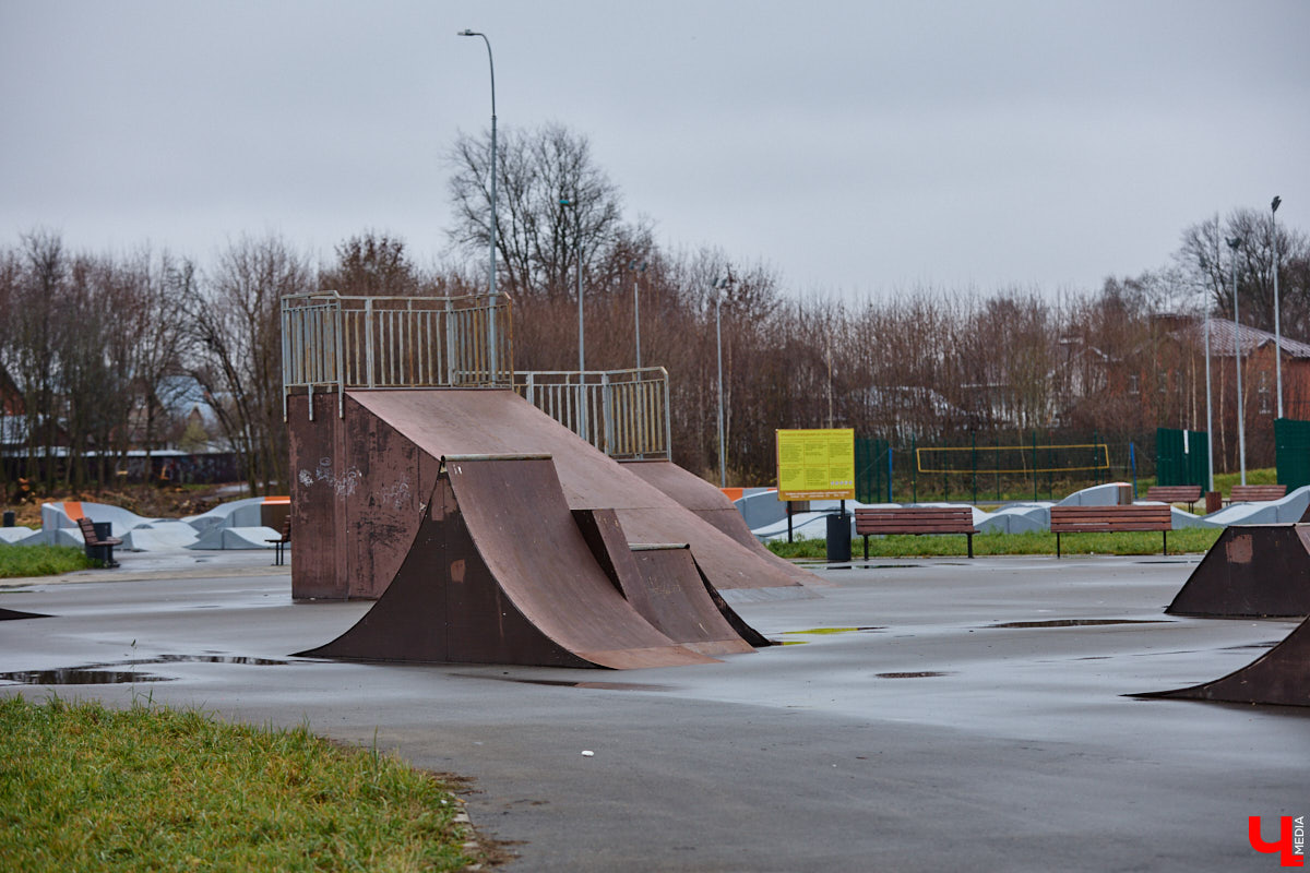 Суздаль не первый год бьет рекорд по числу туристов. Но едут туда не только за тишиной и аутентичностью древнего города. Инфраструктура также важна как для гостей, так и для самих жителей. В прошлом году музей под открытым небом удалось масштабно преобразить, вот только не все задуманные проекты успели довести до ума в срок. Продолжилось благоустройство и в этом сезоне. «Ключ-Медиа» прогулялся по местным улочкам и оценил последние изменения.