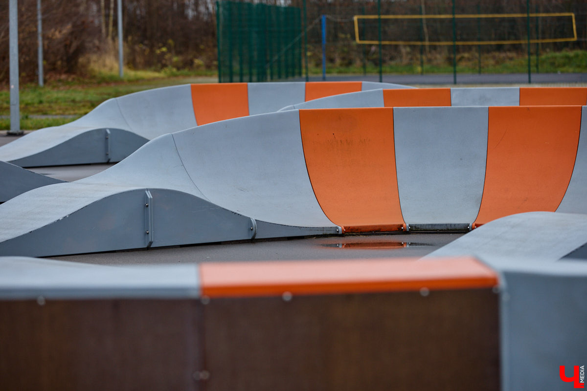 Суздаль не первый год бьет рекорд по числу туристов. Но едут туда не только за тишиной и аутентичностью древнего города. Инфраструктура также важна как для гостей, так и для самих жителей. В прошлом году музей под открытым небом удалось масштабно преобразить, вот только не все задуманные проекты успели довести до ума в срок. Продолжилось благоустройство и в этом сезоне. «Ключ-Медиа» прогулялся по местным улочкам и оценил последние изменения.