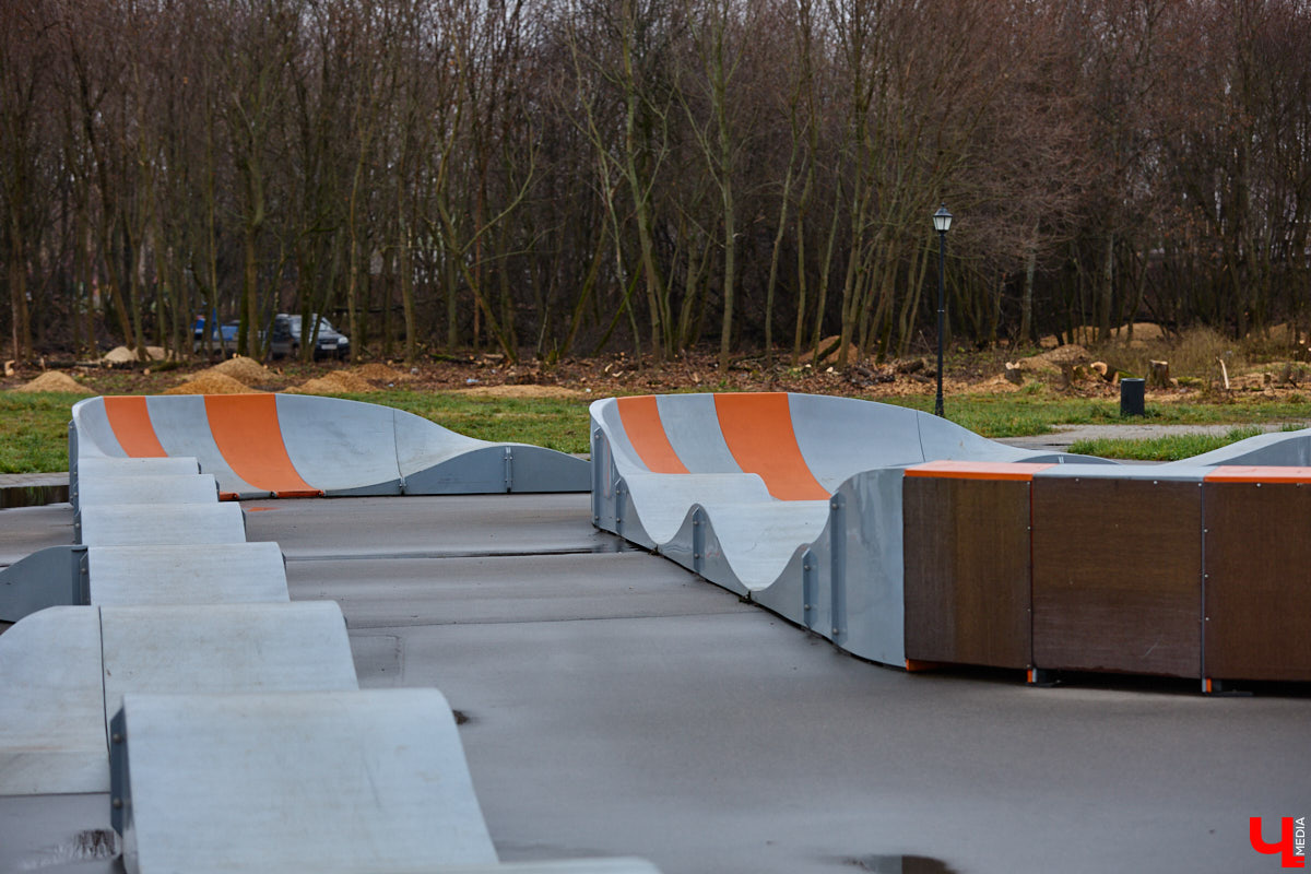 Суздаль не первый год бьет рекорд по числу туристов. Но едут туда не только за тишиной и аутентичностью древнего города. Инфраструктура также важна как для гостей, так и для самих жителей. В прошлом году музей под открытым небом удалось масштабно преобразить, вот только не все задуманные проекты успели довести до ума в срок. Продолжилось благоустройство и в этом сезоне. «Ключ-Медиа» прогулялся по местным улочкам и оценил последние изменения.