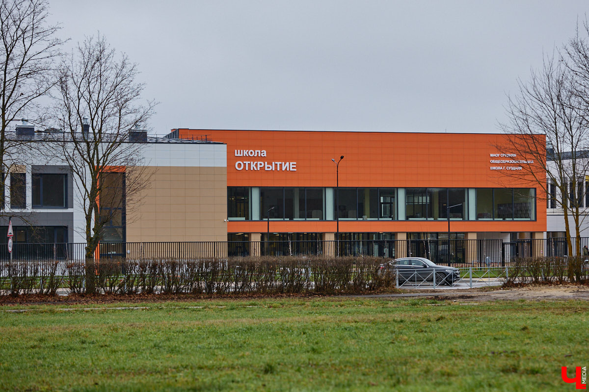 Суздаль не первый год бьет рекорд по числу туристов. Но едут туда не только за тишиной и аутентичностью древнего города. Инфраструктура также важна как для гостей, так и для самих жителей. В прошлом году музей под открытым небом удалось масштабно преобразить, вот только не все задуманные проекты успели довести до ума в срок. Продолжилось благоустройство и в этом сезоне. «Ключ-Медиа» прогулялся по местным улочкам и оценил последние изменения.