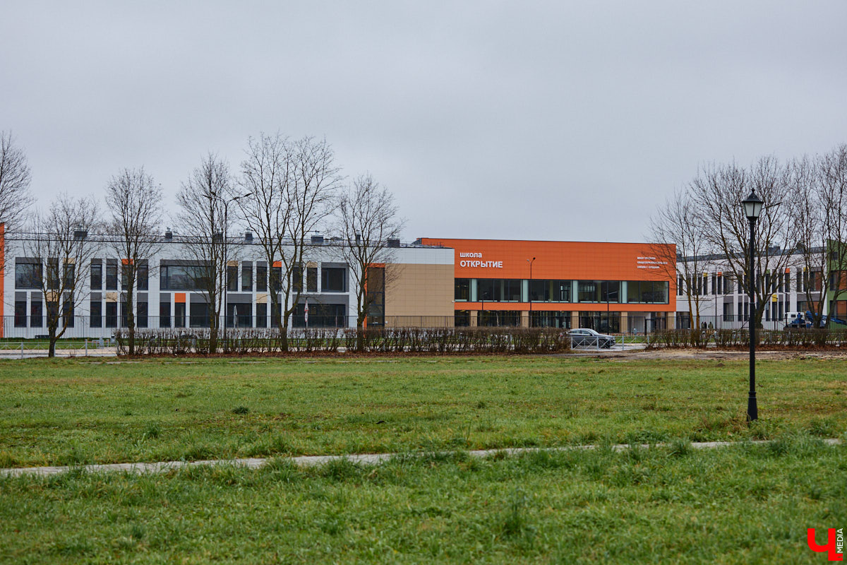 Суздаль не первый год бьет рекорд по числу туристов. Но едут туда не только за тишиной и аутентичностью древнего города. Инфраструктура также важна как для гостей, так и для самих жителей. В прошлом году музей под открытым небом удалось масштабно преобразить, вот только не все задуманные проекты успели довести до ума в срок. Продолжилось благоустройство и в этом сезоне. «Ключ-Медиа» прогулялся по местным улочкам и оценил последние изменения.