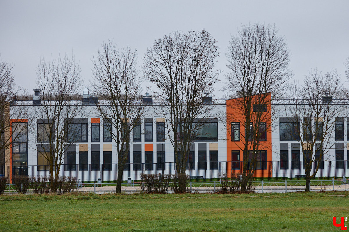 Суздаль не первый год бьет рекорд по числу туристов. Но едут туда не только за тишиной и аутентичностью древнего города. Инфраструктура также важна как для гостей, так и для самих жителей. В прошлом году музей под открытым небом удалось масштабно преобразить, вот только не все задуманные проекты успели довести до ума в срок. Продолжилось благоустройство и в этом сезоне. «Ключ-Медиа» прогулялся по местным улочкам и оценил последние изменения.