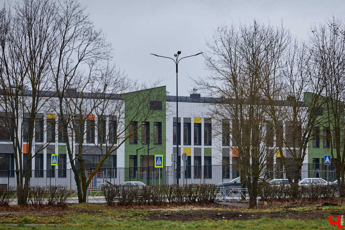 Суздаль не первый год бьет рекорд по числу туристов. Но едут туда не только за тишиной и аутентичностью древнего города. Инфраструктура также важна как для гостей, так и для самих жителей. В прошлом году музей под открытым небом удалось масштабно преобразить, вот только не все задуманные проекты успели довести до ума в срок. Продолжилось благоустройство и в этом сезоне. «Ключ-Медиа» прогулялся по местным улочкам и оценил последние изменения.