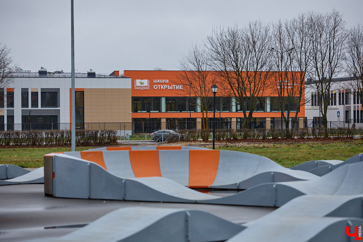 Суздаль не первый год бьет рекорд по числу туристов. Но едут туда не только за тишиной и аутентичностью древнего города. Инфраструктура также важна как для гостей, так и для самих жителей. В прошлом году музей под открытым небом удалось масштабно преобразить, вот только не все задуманные проекты успели довести до ума в срок. Продолжилось благоустройство и в этом сезоне. «Ключ-Медиа» прогулялся по местным улочкам и оценил последние изменения.