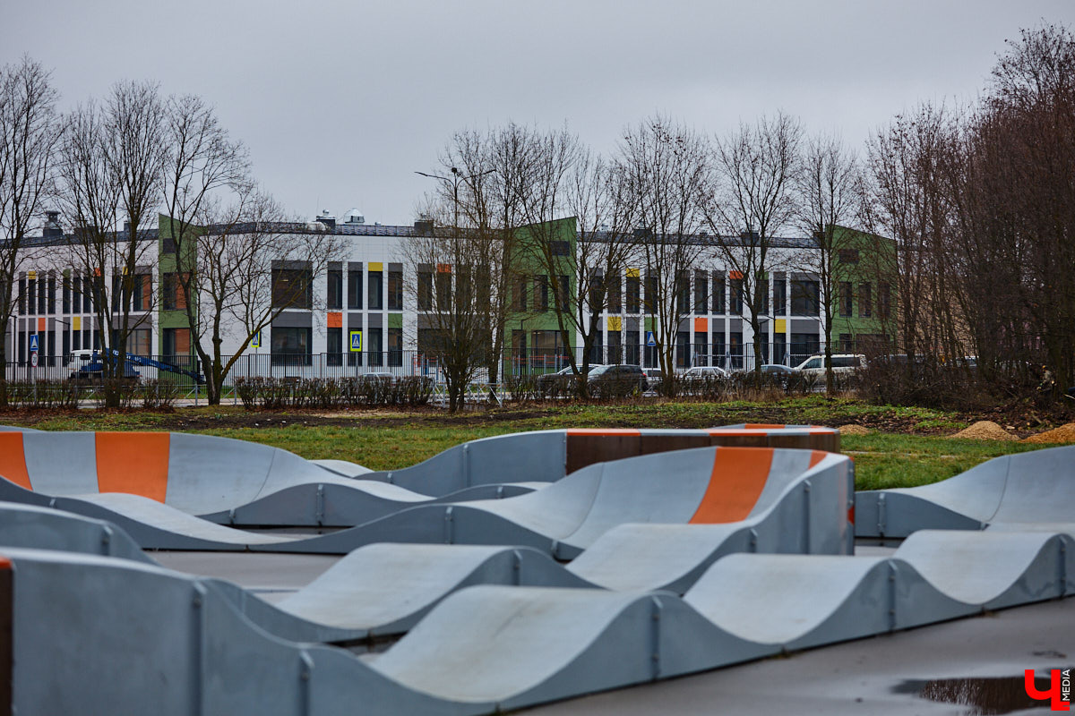 Суздаль не первый год бьет рекорд по числу туристов. Но едут туда не только за тишиной и аутентичностью древнего города. Инфраструктура также важна как для гостей, так и для самих жителей. В прошлом году музей под открытым небом удалось масштабно преобразить, вот только не все задуманные проекты успели довести до ума в срок. Продолжилось благоустройство и в этом сезоне. «Ключ-Медиа» прогулялся по местным улочкам и оценил последние изменения.