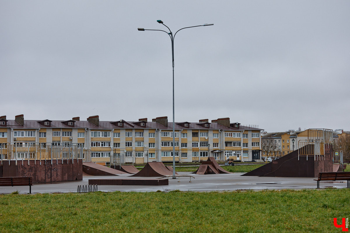 Суздаль не первый год бьет рекорд по числу туристов. Но едут туда не только за тишиной и аутентичностью древнего города. Инфраструктура также важна как для гостей, так и для самих жителей. В прошлом году музей под открытым небом удалось масштабно преобразить, вот только не все задуманные проекты успели довести до ума в срок. Продолжилось благоустройство и в этом сезоне. «Ключ-Медиа» прогулялся по местным улочкам и оценил последние изменения.