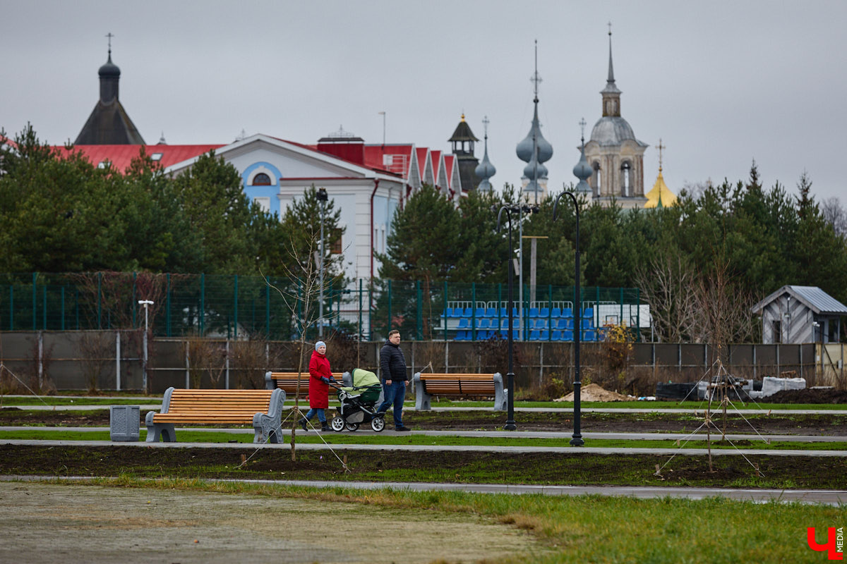 Суздаль не первый год бьет рекорд по числу туристов. Но едут туда не только за тишиной и аутентичностью древнего города. Инфраструктура также важна как для гостей, так и для самих жителей. В прошлом году музей под открытым небом удалось масштабно преобразить, вот только не все задуманные проекты успели довести до ума в срок. Продолжилось благоустройство и в этом сезоне. «Ключ-Медиа» прогулялся по местным улочкам и оценил последние изменения.