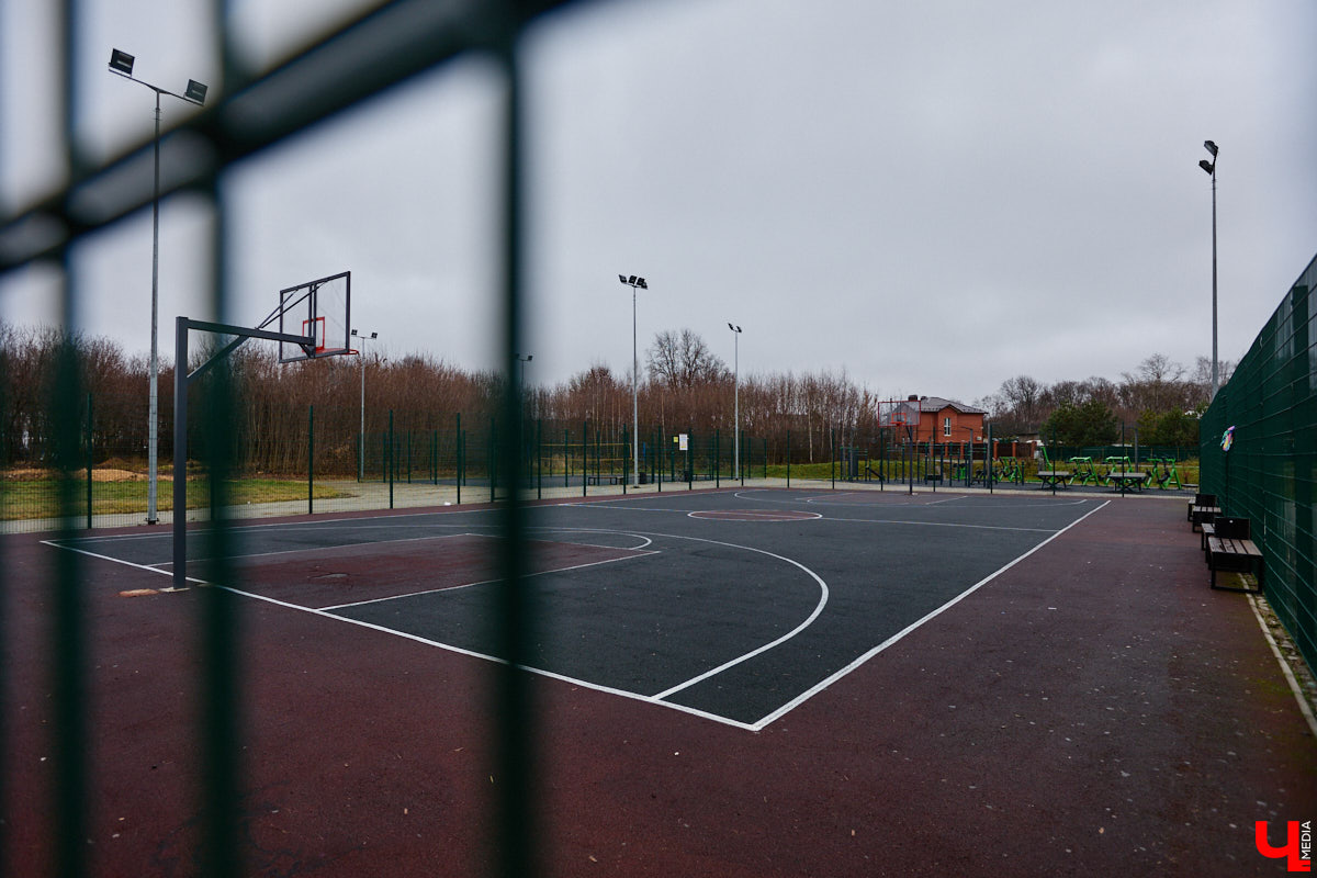 Суздаль не первый год бьет рекорд по числу туристов. Но едут туда не только за тишиной и аутентичностью древнего города. Инфраструктура также важна как для гостей, так и для самих жителей. В прошлом году музей под открытым небом удалось масштабно преобразить, вот только не все задуманные проекты успели довести до ума в срок. Продолжилось благоустройство и в этом сезоне. «Ключ-Медиа» прогулялся по местным улочкам и оценил последние изменения.