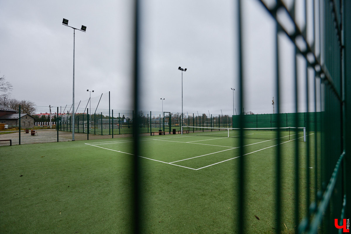 Суздаль не первый год бьет рекорд по числу туристов. Но едут туда не только за тишиной и аутентичностью древнего города. Инфраструктура также важна как для гостей, так и для самих жителей. В прошлом году музей под открытым небом удалось масштабно преобразить, вот только не все задуманные проекты успели довести до ума в срок. Продолжилось благоустройство и в этом сезоне. «Ключ-Медиа» прогулялся по местным улочкам и оценил последние изменения.