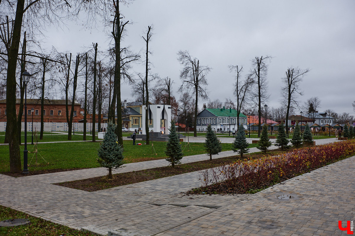 Суздаль не первый год бьет рекорд по числу туристов. Но едут туда не только за тишиной и аутентичностью древнего города. Инфраструктура также важна как для гостей, так и для самих жителей. В прошлом году музей под открытым небом удалось масштабно преобразить, вот только не все задуманные проекты успели довести до ума в срок. Продолжилось благоустройство и в этом сезоне. «Ключ-Медиа» прогулялся по местным улочкам и оценил последние изменения.