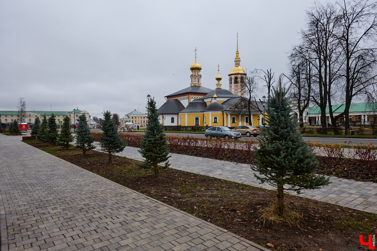 Суздаль не первый год бьет рекорд по числу туристов. Но едут туда не только за тишиной и аутентичностью древнего города. Инфраструктура также важна как для гостей, так и для самих жителей. В прошлом году музей под открытым небом удалось масштабно преобразить, вот только не все задуманные проекты успели довести до ума в срок. Продолжилось благоустройство и в этом сезоне. «Ключ-Медиа» прогулялся по местным улочкам и оценил последние изменения.