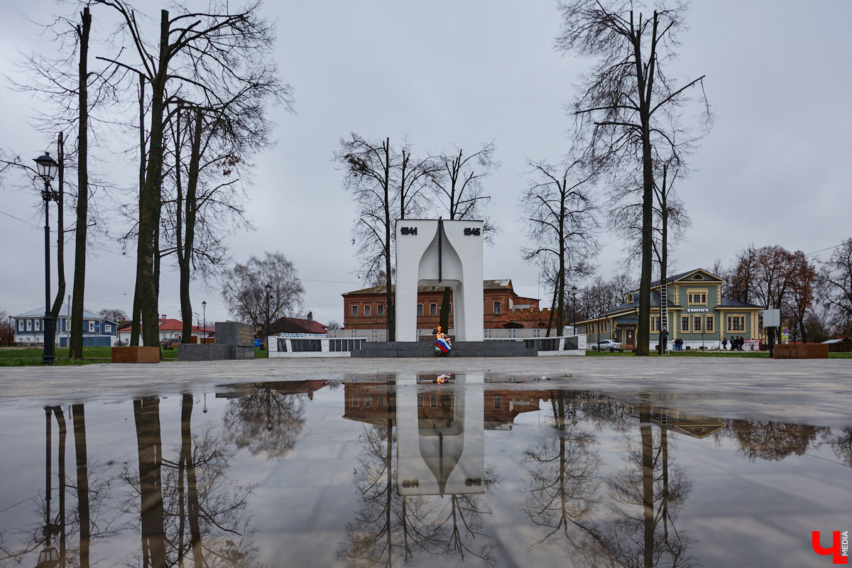 Суздаль не первый год бьет рекорд по числу туристов. Но едут туда не только за тишиной и аутентичностью древнего города. Инфраструктура также важна как для гостей, так и для самих жителей. В прошлом году музей под открытым небом удалось масштабно преобразить, вот только не все задуманные проекты успели довести до ума в срок. Продолжилось благоустройство и в этом сезоне. «Ключ-Медиа» прогулялся по местным улочкам и оценил последние изменения.