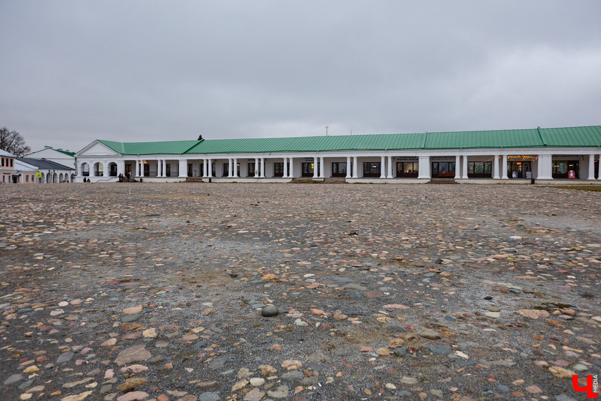 Суздаль не первый год бьет рекорд по числу туристов. Но едут туда не только за тишиной и аутентичностью древнего города. Инфраструктура также важна как для гостей, так и для самих жителей. В прошлом году музей под открытым небом удалось масштабно преобразить, вот только не все задуманные проекты успели довести до ума в срок. Продолжилось благоустройство и в этом сезоне. «Ключ-Медиа» прогулялся по местным улочкам и оценил последние изменения.