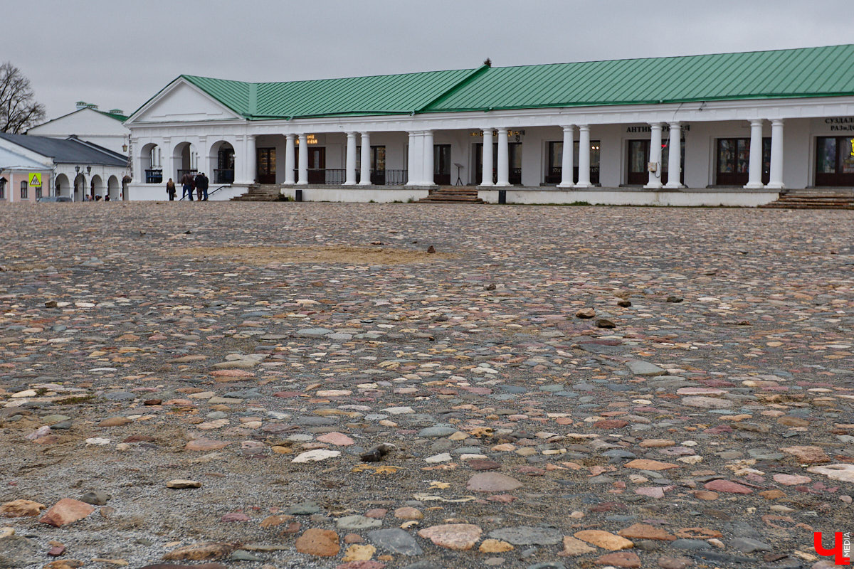 Суздаль не первый год бьет рекорд по числу туристов. Но едут туда не только за тишиной и аутентичностью древнего города. Инфраструктура также важна как для гостей, так и для самих жителей. В прошлом году музей под открытым небом удалось масштабно преобразить, вот только не все задуманные проекты успели довести до ума в срок. Продолжилось благоустройство и в этом сезоне. «Ключ-Медиа» прогулялся по местным улочкам и оценил последние изменения.