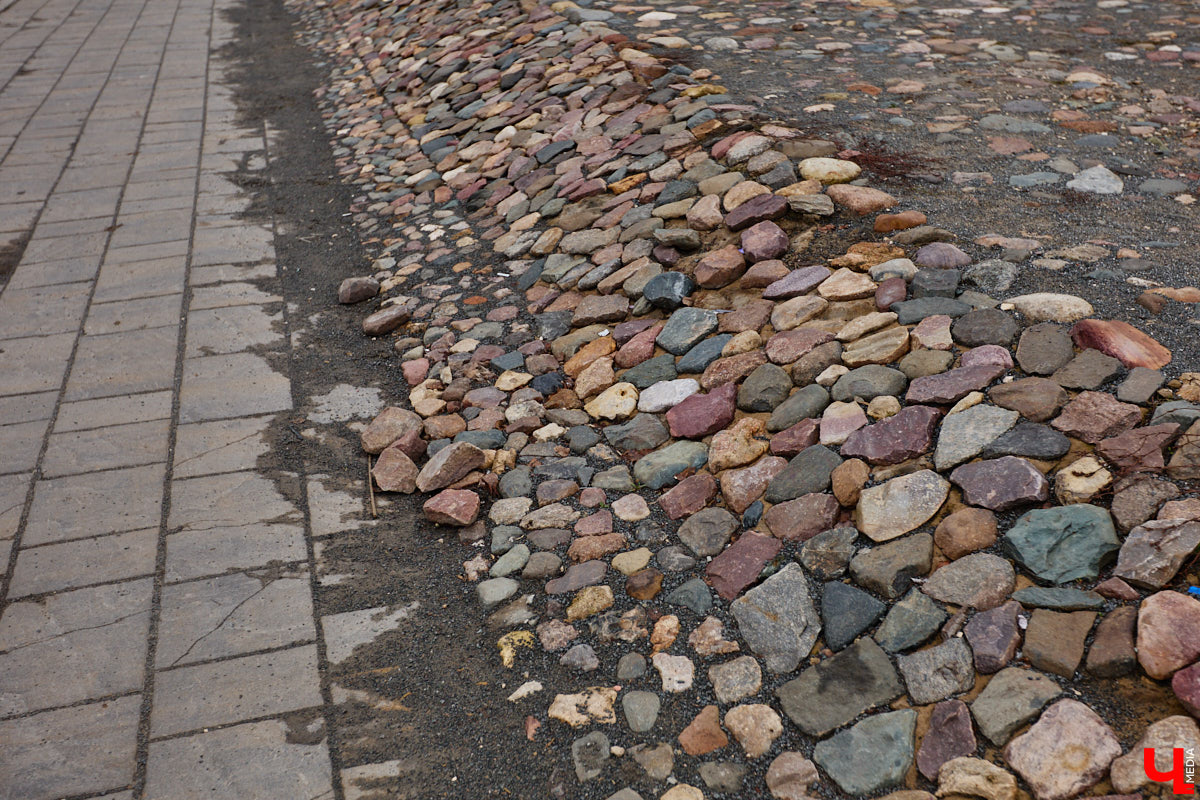 Суздаль не первый год бьет рекорд по числу туристов. Но едут туда не только за тишиной и аутентичностью древнего города. Инфраструктура также важна как для гостей, так и для самих жителей. В прошлом году музей под открытым небом удалось масштабно преобразить, вот только не все задуманные проекты успели довести до ума в срок. Продолжилось благоустройство и в этом сезоне. «Ключ-Медиа» прогулялся по местным улочкам и оценил последние изменения.