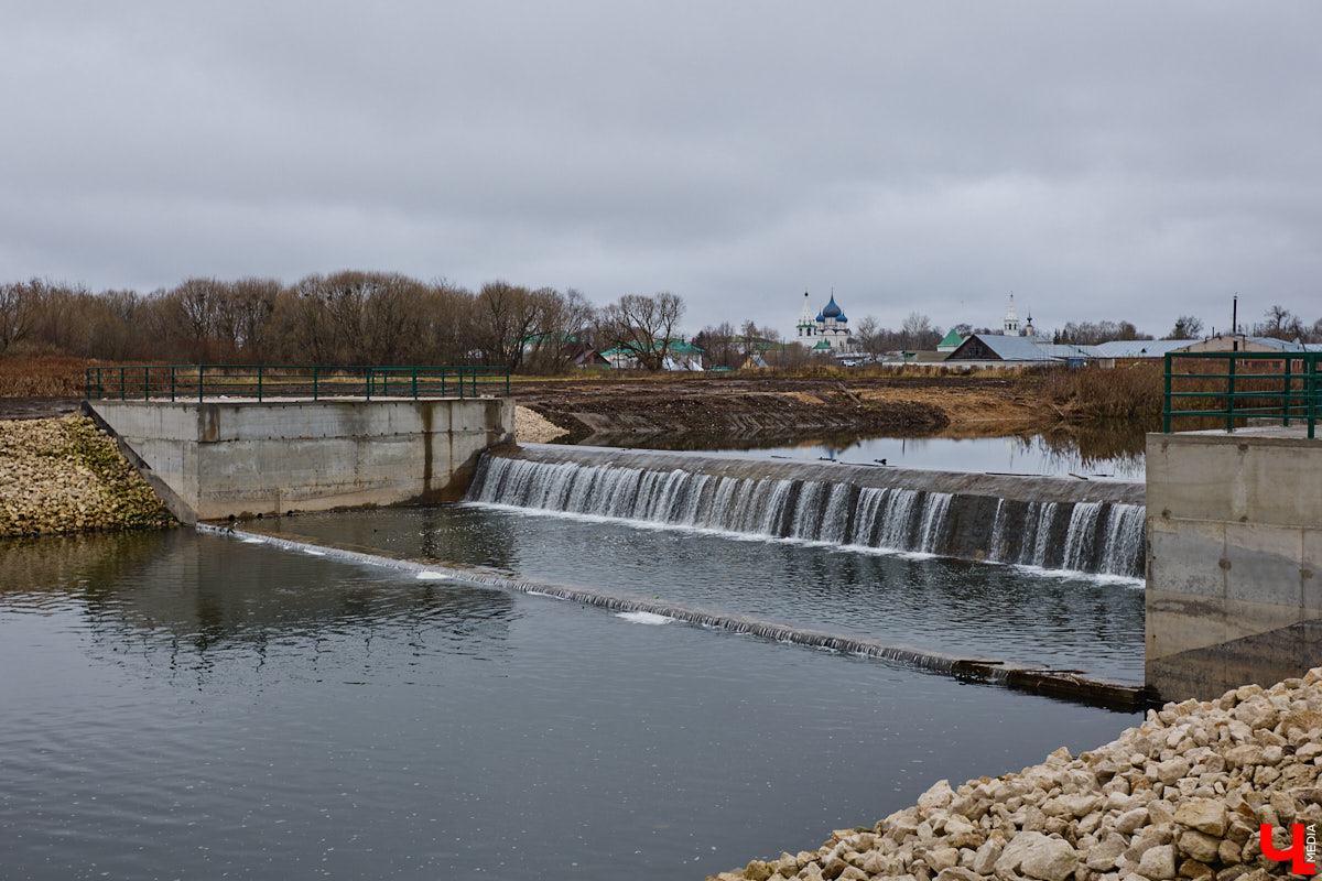Суздаль не первый год бьет рекорд по числу туристов. Но едут туда не только за тишиной и аутентичностью древнего города. Инфраструктура также важна как для гостей, так и для самих жителей. В прошлом году музей под открытым небом удалось масштабно преобразить, вот только не все задуманные проекты успели довести до ума в срок. Продолжилось благоустройство и в этом сезоне. «Ключ-Медиа» прогулялся по местным улочкам и оценил последние изменения.