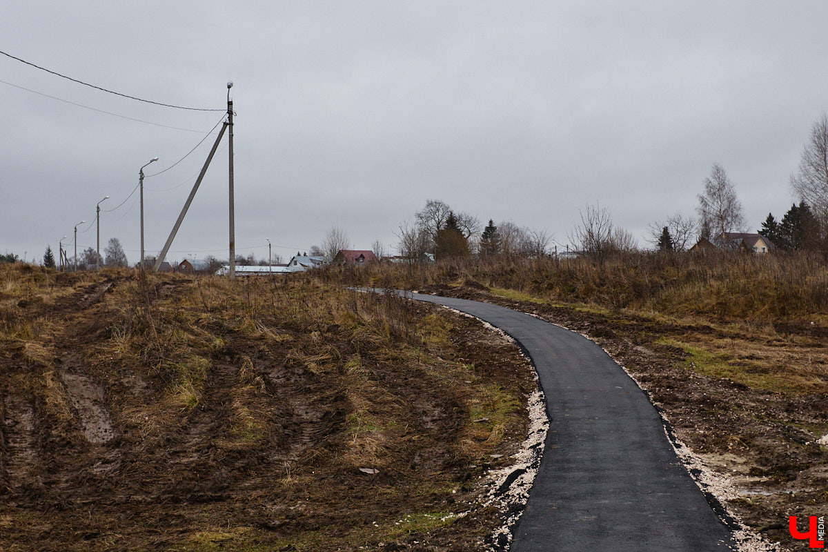 Суздаль не первый год бьет рекорд по числу туристов. Но едут туда не только за тишиной и аутентичностью древнего города. Инфраструктура также важна как для гостей, так и для самих жителей. В прошлом году музей под открытым небом удалось масштабно преобразить, вот только не все задуманные проекты успели довести до ума в срок. Продолжилось благоустройство и в этом сезоне. «Ключ-Медиа» прогулялся по местным улочкам и оценил последние изменения.