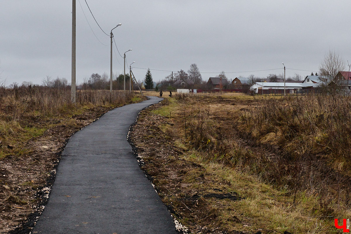 Суздаль не первый год бьет рекорд по числу туристов. Но едут туда не только за тишиной и аутентичностью древнего города. Инфраструктура также важна как для гостей, так и для самих жителей. В прошлом году музей под открытым небом удалось масштабно преобразить, вот только не все задуманные проекты успели довести до ума в срок. Продолжилось благоустройство и в этом сезоне. «Ключ-Медиа» прогулялся по местным улочкам и оценил последние изменения.