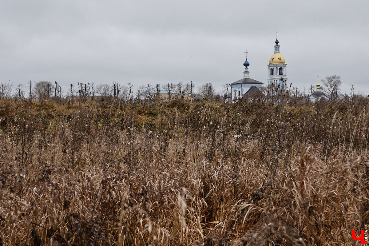 Суздаль не первый год бьет рекорд по числу туристов. Но едут туда не только за тишиной и аутентичностью древнего города. Инфраструктура также важна как для гостей, так и для самих жителей. В прошлом году музей под открытым небом удалось масштабно преобразить, вот только не все задуманные проекты успели довести до ума в срок. Продолжилось благоустройство и в этом сезоне. «Ключ-Медиа» прогулялся по местным улочкам и оценил последние изменения.