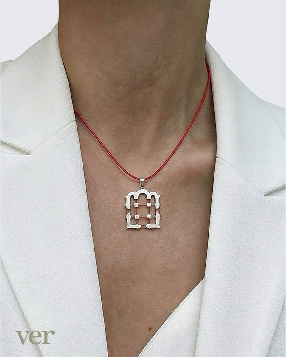 Память о Владимирской области можно сохранить по-разному. Например, при помощи нетривиального сувенира, созданного с любовью к нашему краю. Ремесленники отражают региональный колорит в самых разных изделиях: локальных принтах, капсульных коллекциях одежды, украшениях. «Ключ-Медиа» сделал подборку из нестандартных вещиц, впитавших в себя обаяние родной земли.