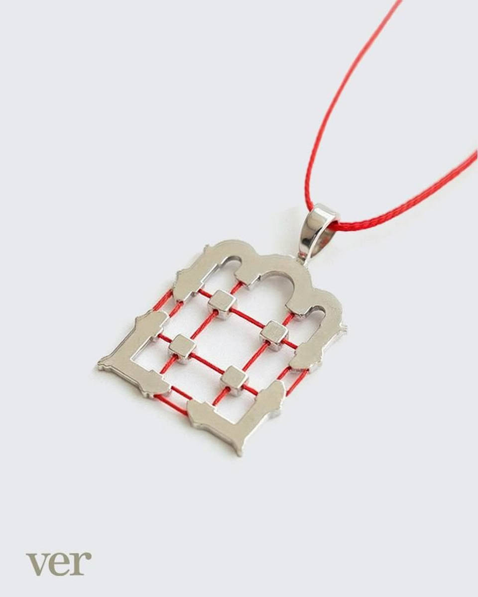 Память о Владимирской области можно сохранить по-разному. Например, при помощи нетривиального сувенира, созданного с любовью к нашему краю. Ремесленники отражают региональный колорит в самых разных изделиях: локальных принтах, капсульных коллекциях одежды, украшениях. «Ключ-Медиа» сделал подборку из нестандартных вещиц, впитавших в себя обаяние родной земли.